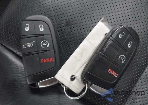 2015 Jeep Grand Cherokee Overland z USA, uszkodzony, nr VIN 1C4RJFCGXFC135459